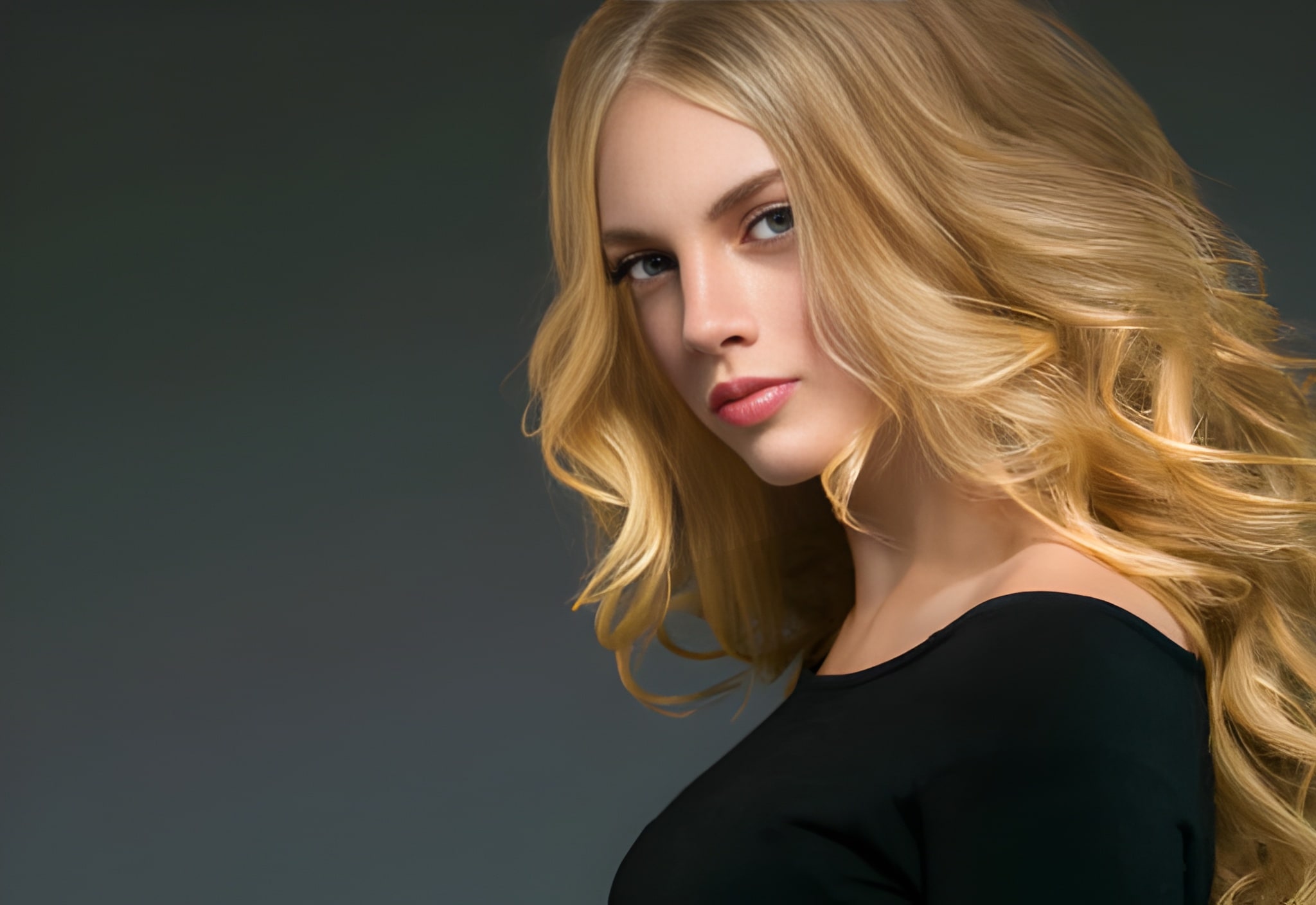 Coiffure blonde bouclée